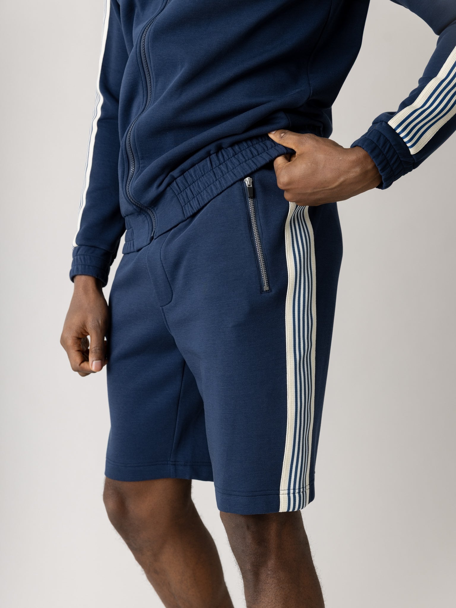 Modelshot / Navy / Detail